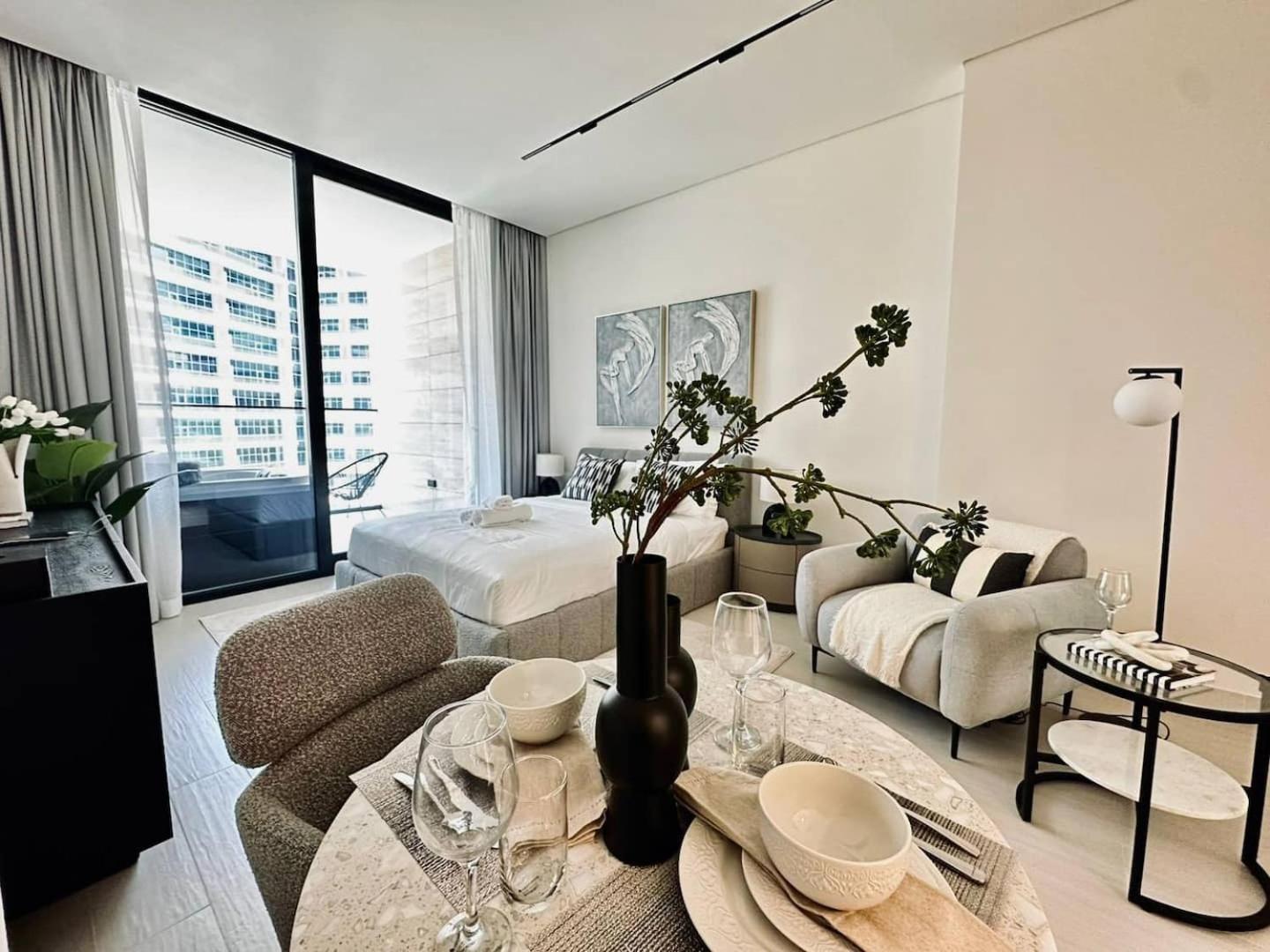 Apartment Artful Canal Escape With Jacuzzi And Views! Dubai