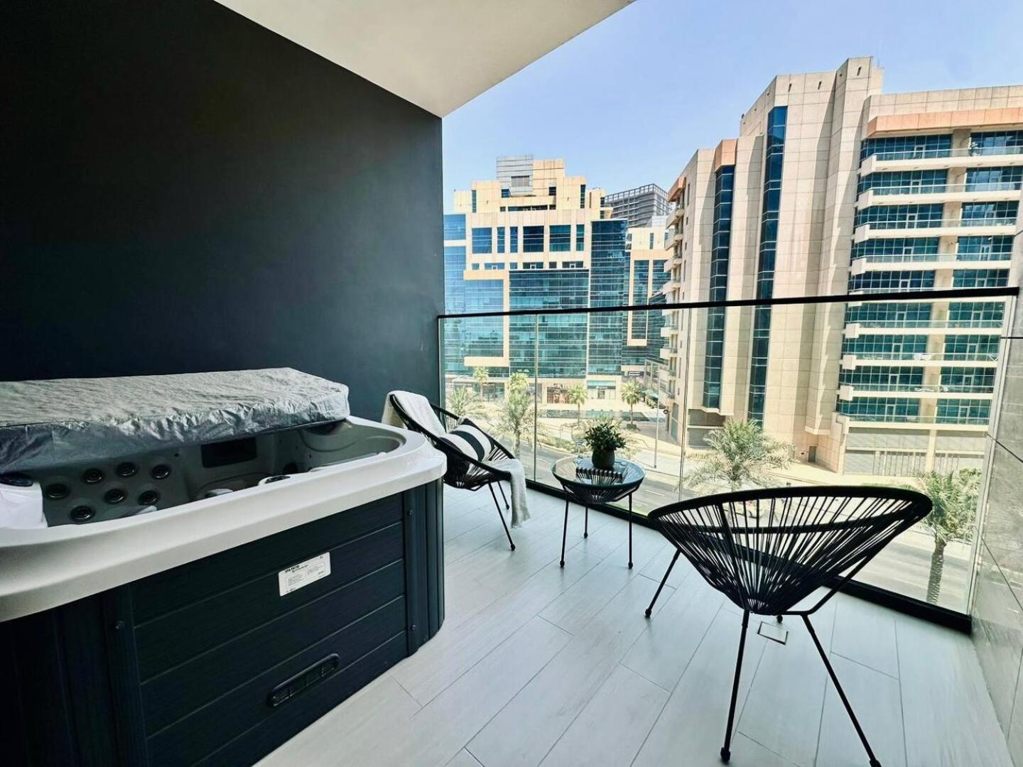 Apartment Artful Canal Escape With Jacuzzi And Views!