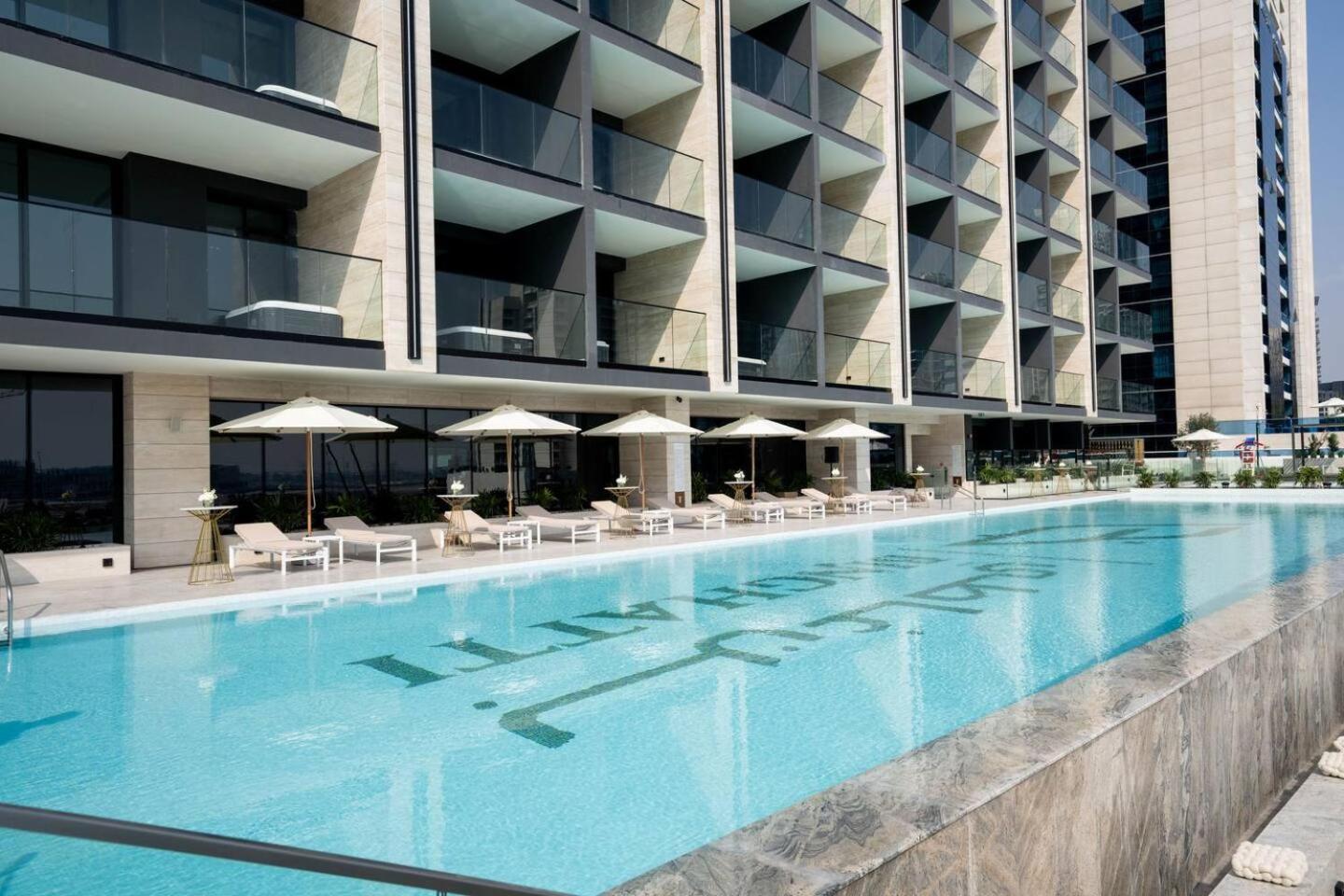 Artful Canal Escape With Jacuzzi And Views! Dubai