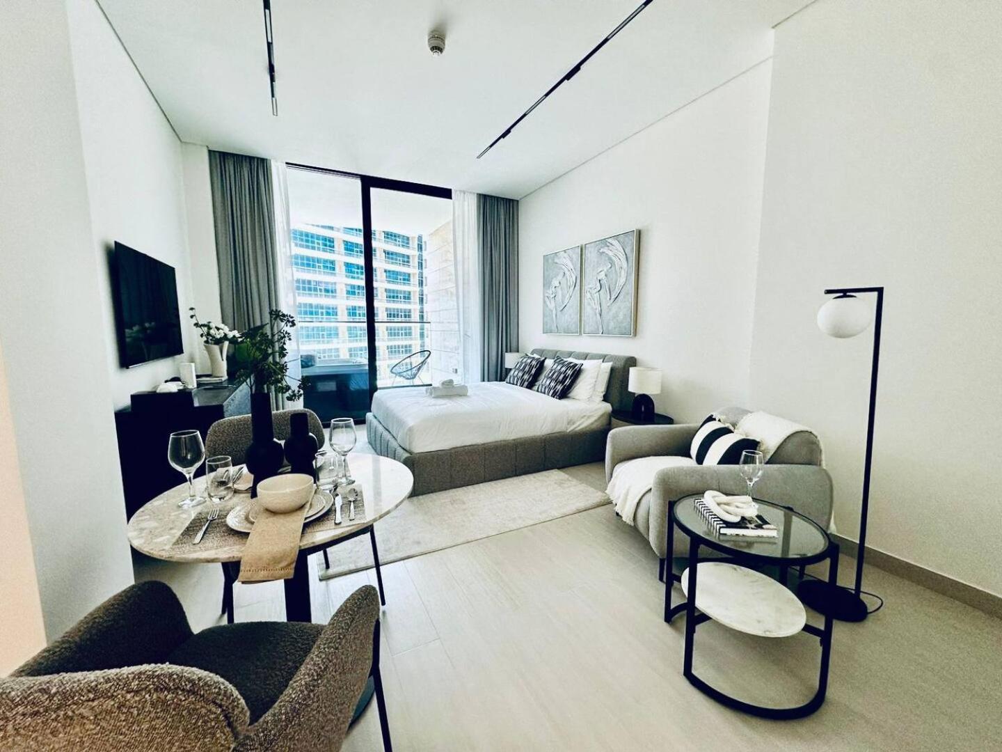 Apartment Artful Canal Escape With Jacuzzi And Views! Dubai