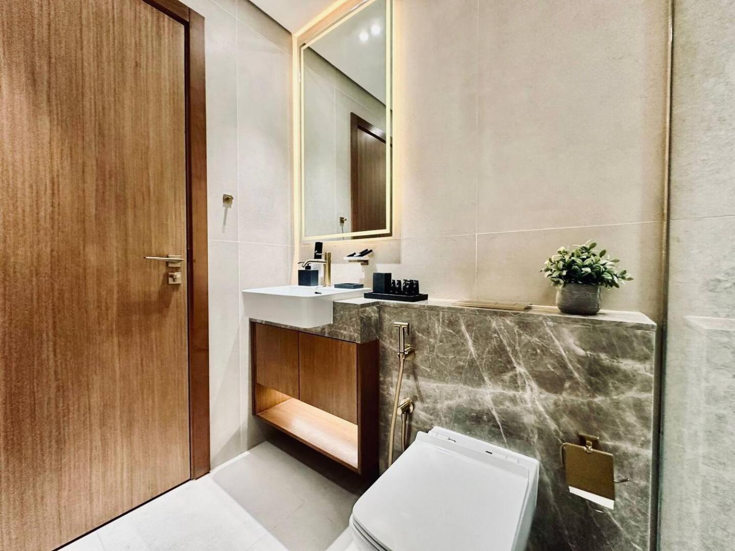 Artful Canal Escape With Jacuzzi And Views! Apartment Dubai