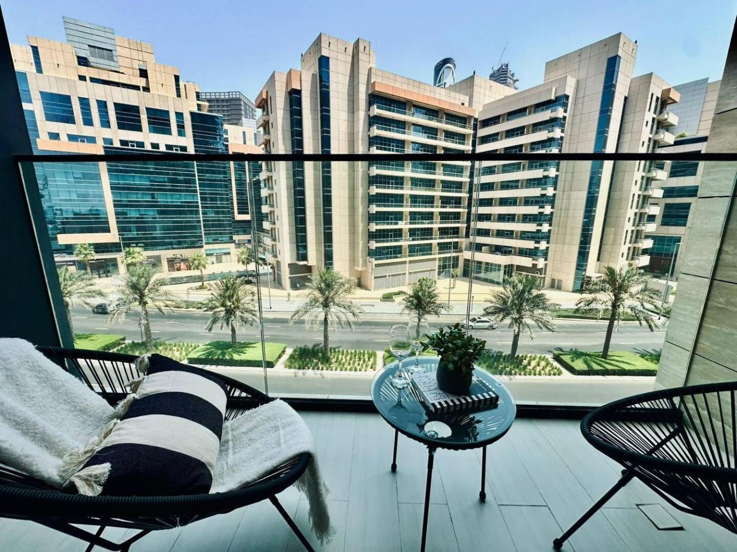 Apartment Artful Canal Escape With Jacuzzi And Views! Dubai
