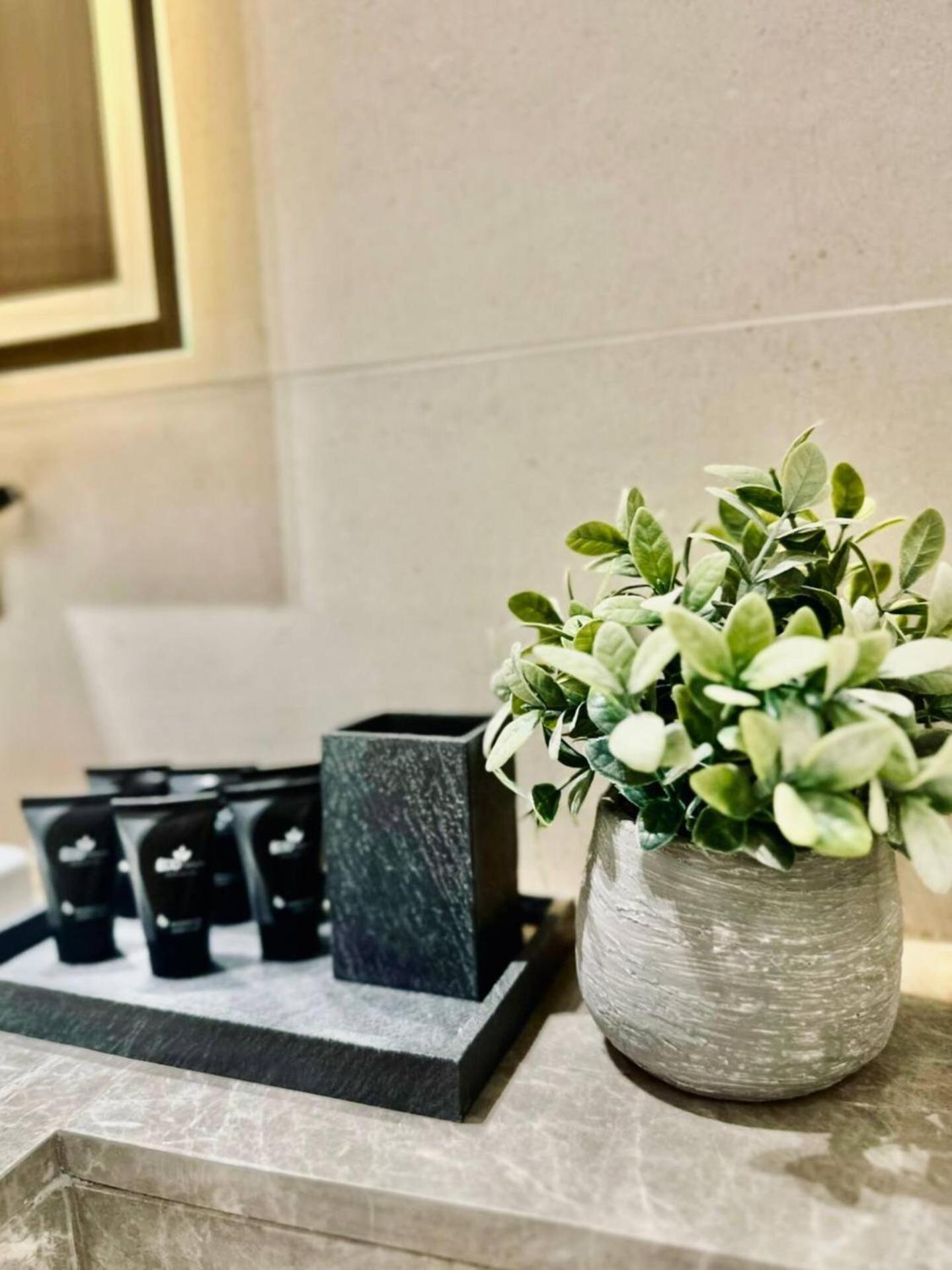 Artful Canal Escape With Jacuzzi And Views! Apartment Dubai